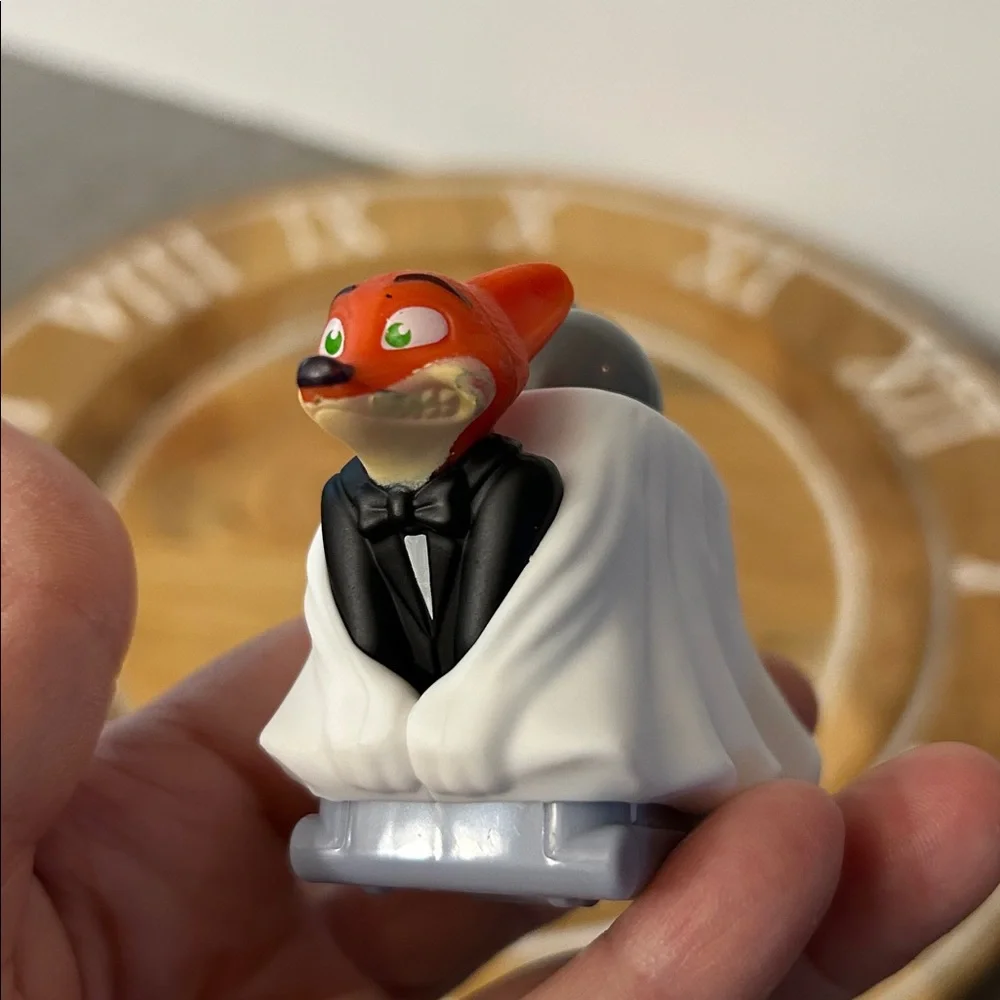 McDonald’s Zootopia Nick hiding out fox from happy meal toy NEW Fox 🦊